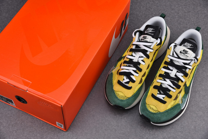 nike vaporwaffle sacai tour yellow cv1363-700