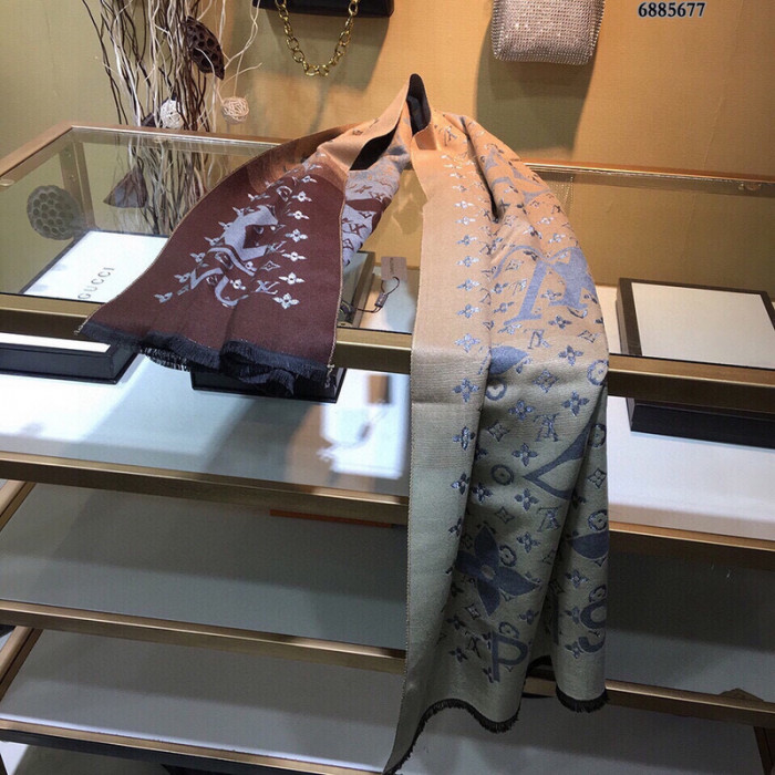 l**is V*t*n scarf