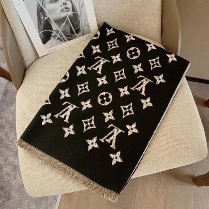 l**is V*t*n scarf